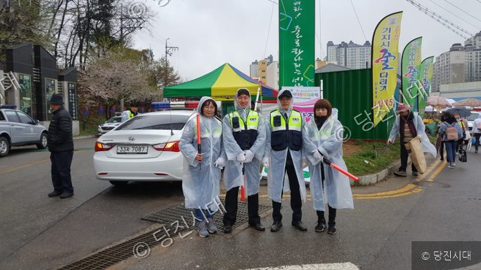 자율방범대원들이 거리에서 안전 림 및 치안 활동을 하고 있다.