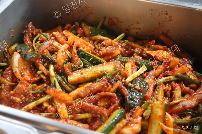 식당에서 생고기를 넣고 만든 매콤한 김치가 통에 담겨 있다.
