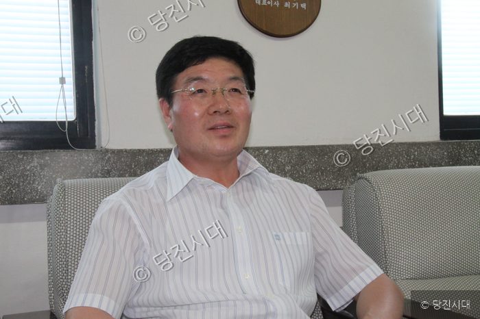 업체 탐방 인터뷰에서 이준섭 대표가 미소 짓고 있다.