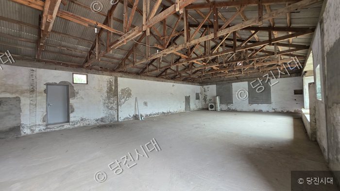 내부 공사가 진행 중인 면천창고의 빈 공간 모습이다.