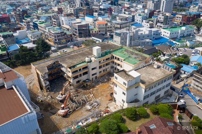 포크레인이 구 군청사 건물을 철거하고 있다.