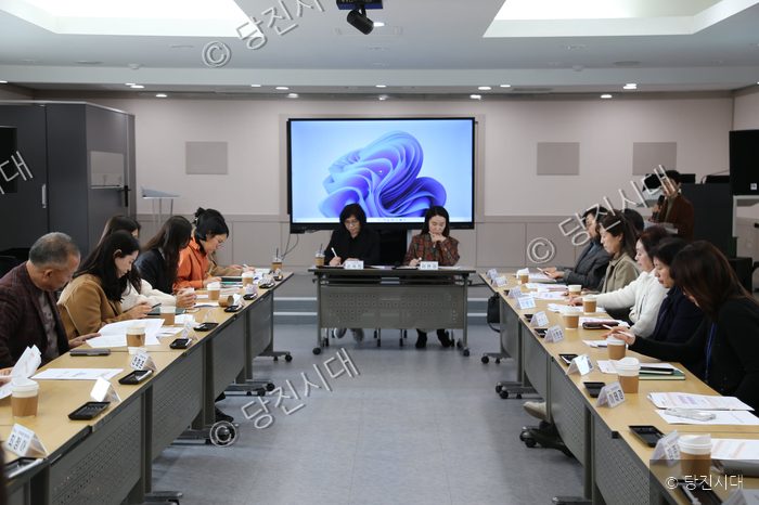 이현정 관장 등이 회의실에 모여 책상에 앉아 회의를 진행하고 있다.