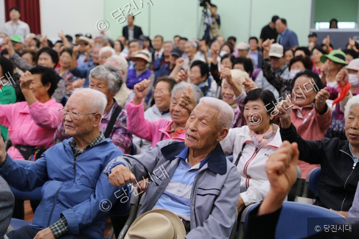 오성환 시장 등이 손을 들어 환호하며 행사에 참여하고 있다.