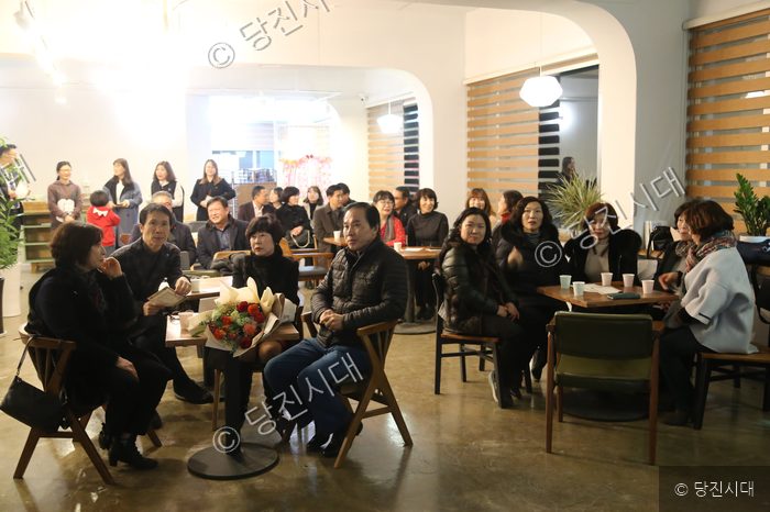 한상화 회장 등이 실내에서 열린 방통대 이취임식 행사에 참석해 자리하고 있다.