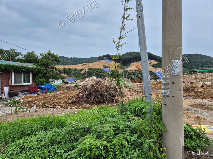당진 사기소1통 마을 주변이 철거 공사로 어수선한 모습을 보이고 있다.