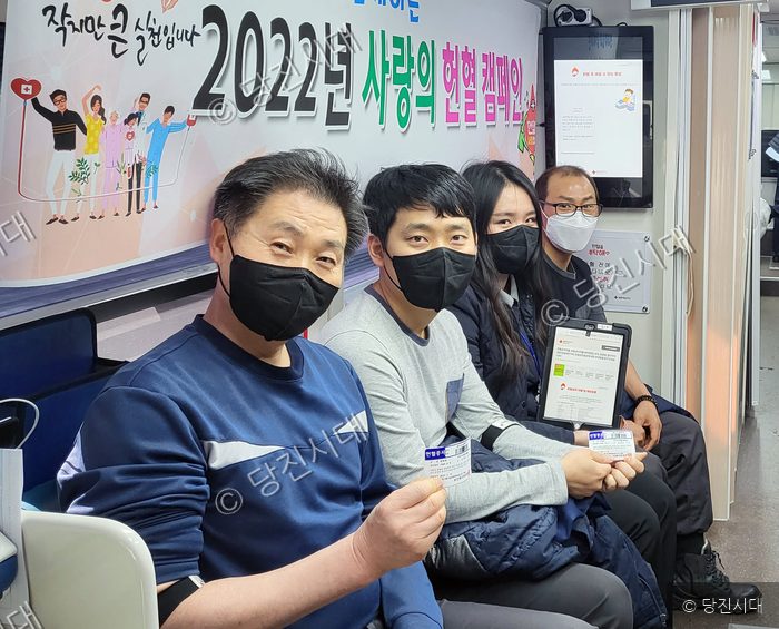 현대제철 직원들이 헌혈 캠페인에 참여하며 헌혈증을 들어 보이고 있다.