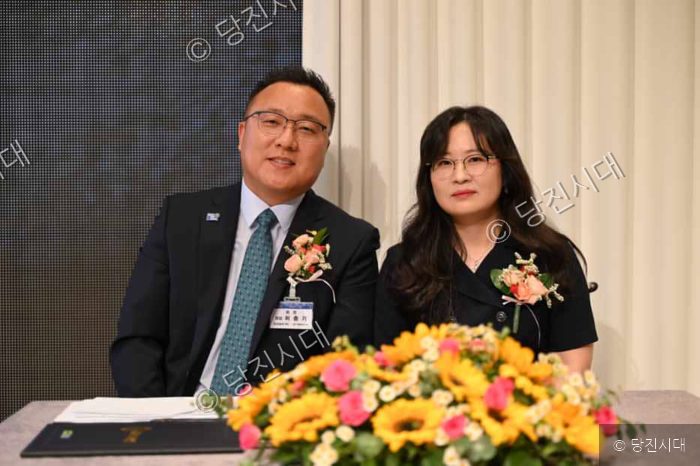 당진송악로타리클럽 신임 회장과 관계자가 행사에 참석해 미소 짓고 있다.
