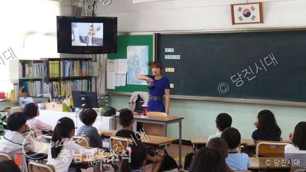 선생님이 교실에서 학생들을 대상으로 흡연예방교육을 진행하고 있다.