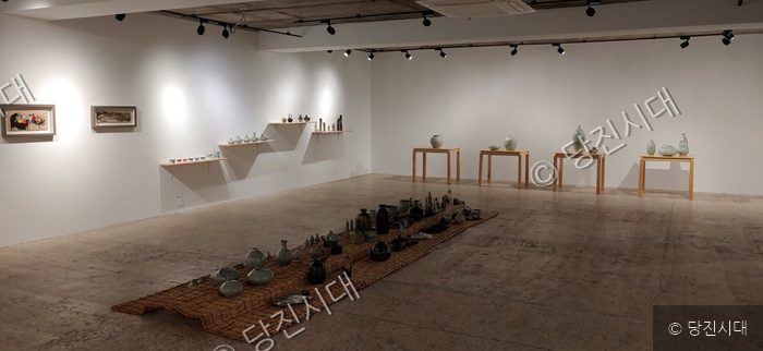 민혜경 작가의 기획초대전시가 열리고 있는 전시관 내부 모습.