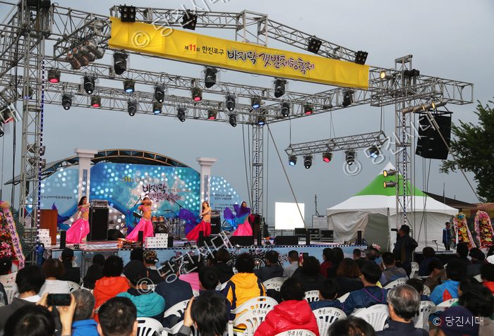 한진포구에서 열린 축제 무대에서 공연자들이 춤을 추고 있다.