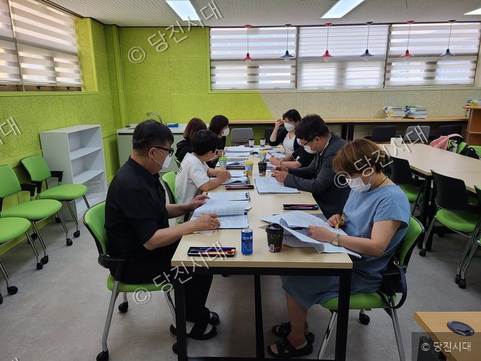참석자들이 회의실에 모여 학생생활규정 만들기를 협의하고 있다.