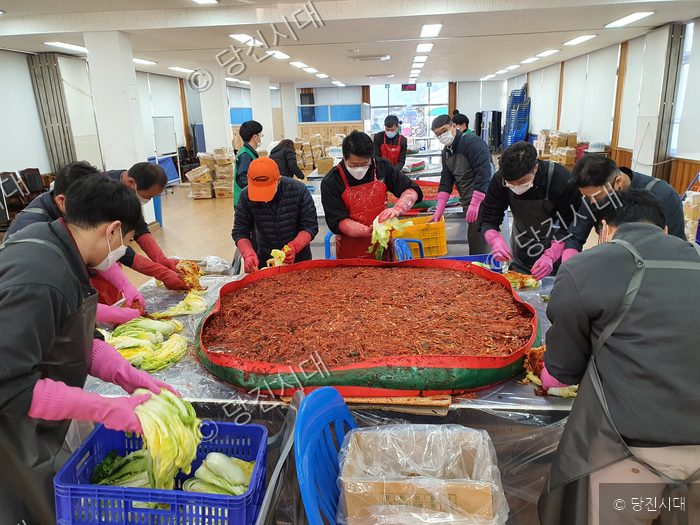 자원봉사자들이 모여 이웃에게 전달할 김장 김치를 담그고 있다.