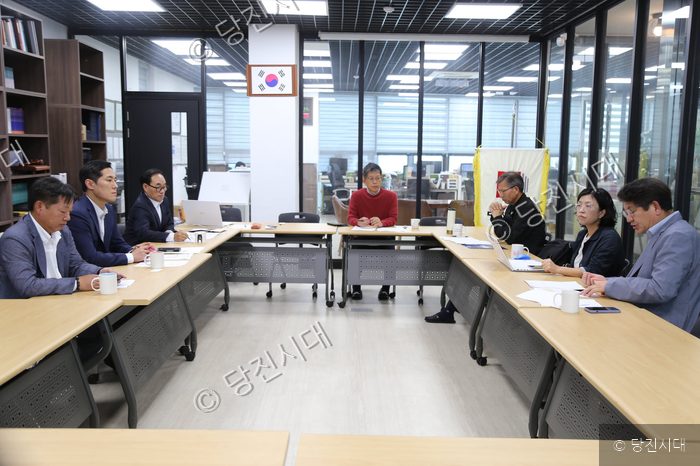 당진화력발전소 폐쇄에 따른 지역경제 침체 해결방안 모색을 위한 좌담회가 열리고 있다.