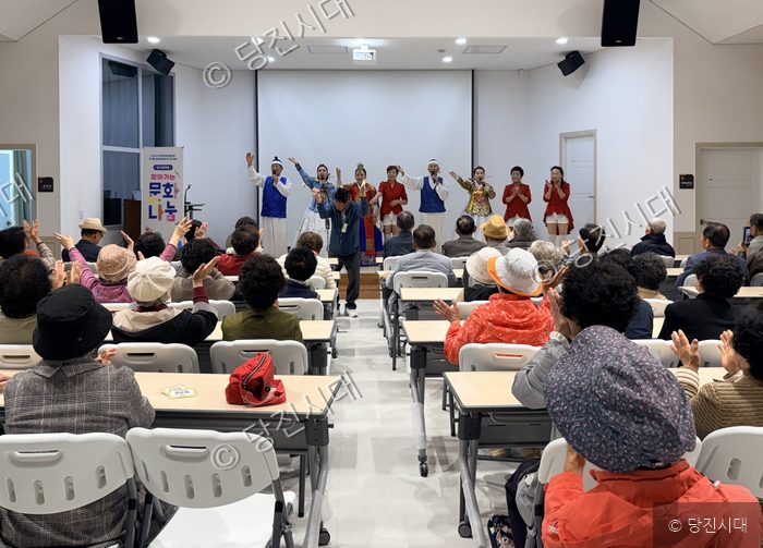 당진문화원이 마련한 '찾아가는 문화나눔' 공연에서 관객들이 환호하고 있다.
