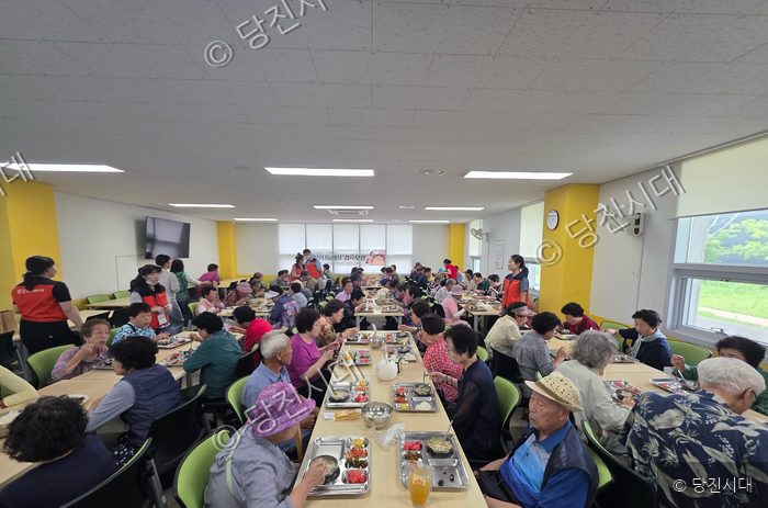 자원봉사자들이 지역 어르신들에게 점심 식사를 대접하며 나눔 행사를 진행하고 있다.