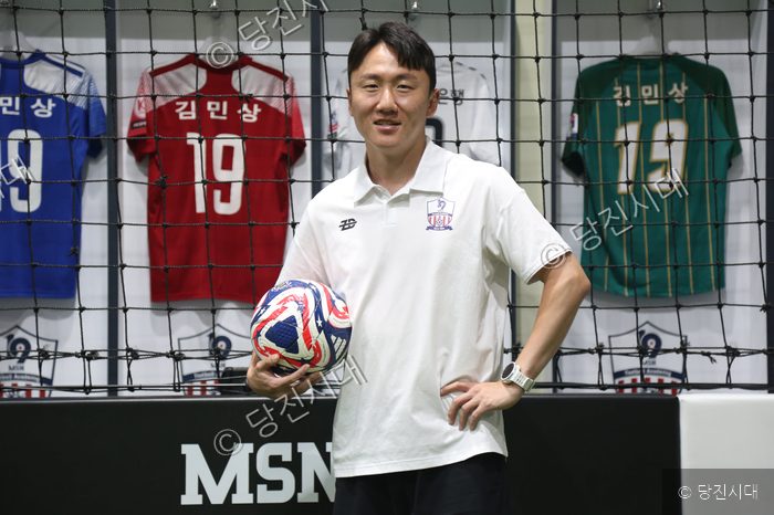 MSN축구아카데미 관계자가 축구공을 들고 포즈를 취하고 있다.