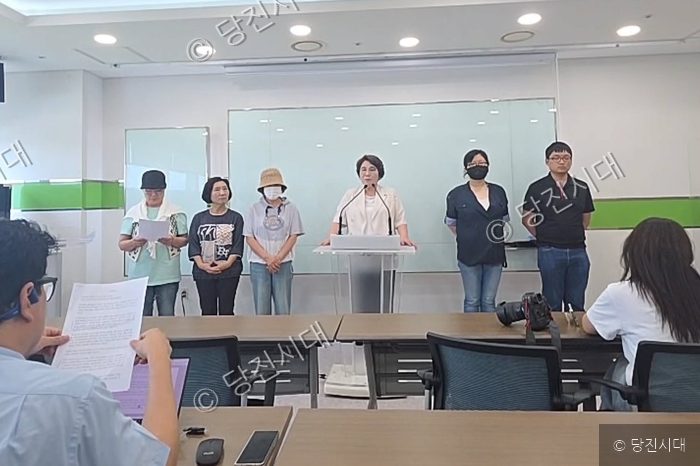 더불어민주당 평당원들이 시의회 파행 중단을 촉구하며 기자회견을 열고 있다.
