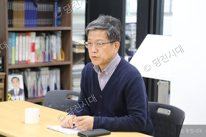 유양희 위원장이 회의 테이블에 앉아 이야기를 나누고 있다.