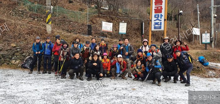 당진상록산악 회원들이 산행을 앞두고 기념 촬영을 하고 있다.