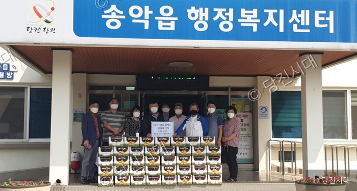 주민들이 송악읍 행정복지센터에서 감자 50박스를 기부하고 있다.