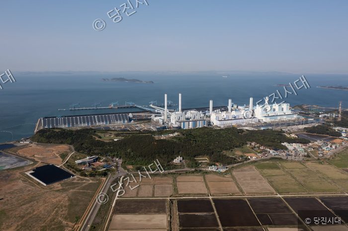충남 당진의 교로3리 마을과 발전소 주변의 전경이 펼쳐져 있다.