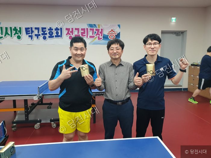 당진시청 탁구동호회원들이 대회를 마치고 기념 촬영을 하고 있다.