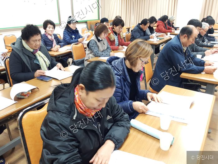 주민들이 교육장에서 새마을 독서동아리 활동을 하고 있다.