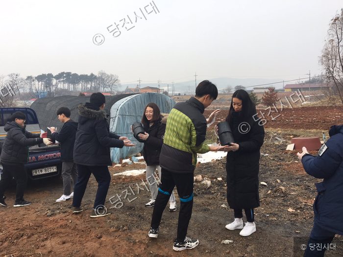 서야고 학생들이 연탄을 줄지어 나르며 봉사활동을 하고 있다.