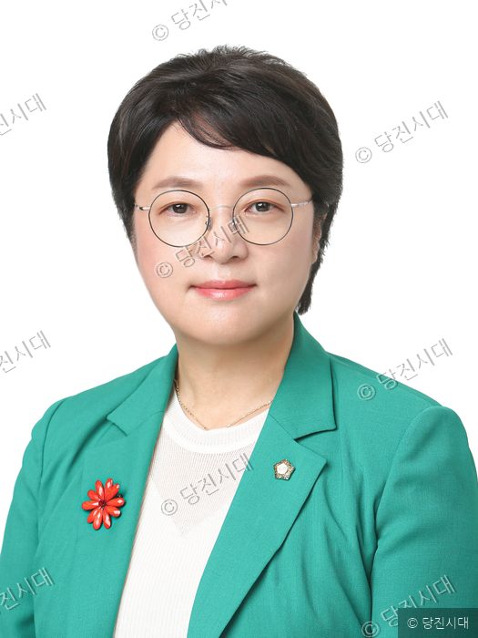 김명회 당진시의원이 단정한 차림으로 정면을 응시하고 있다.