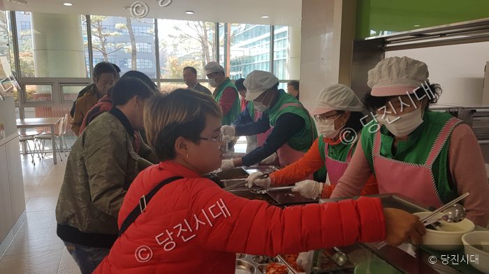 자원봉사자들이 구내식당에서 배식 봉사를 하고 있다.