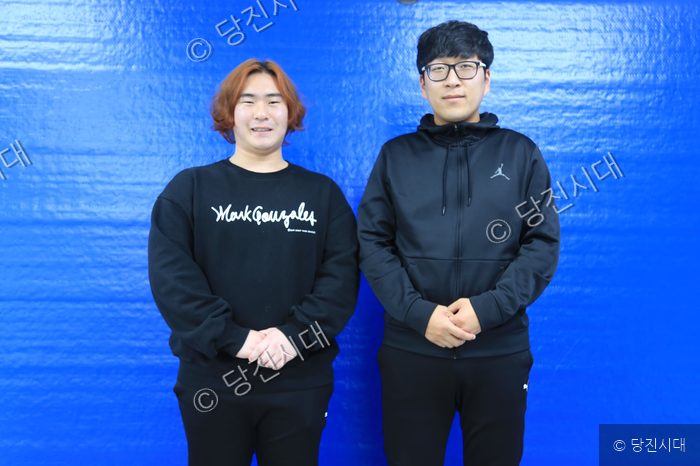 필살합기도 관장들이 푸른색 배경 앞에서 포즈를 취하고 있다.