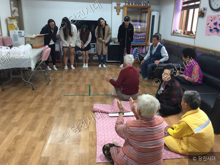 정나눔재능단 청소년들이 어르신들 앞에서 재능을 선보이고 있다.