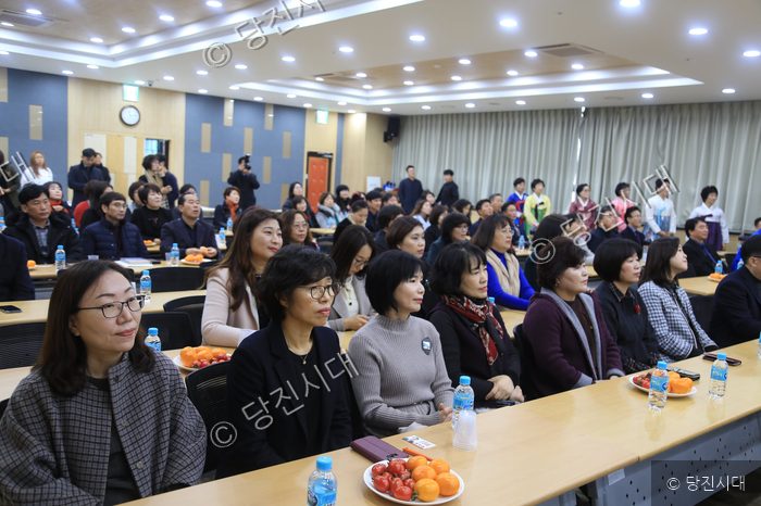 당진시 여성계 신년회에 참석한 시민들이 강연을 경청하고 있다.