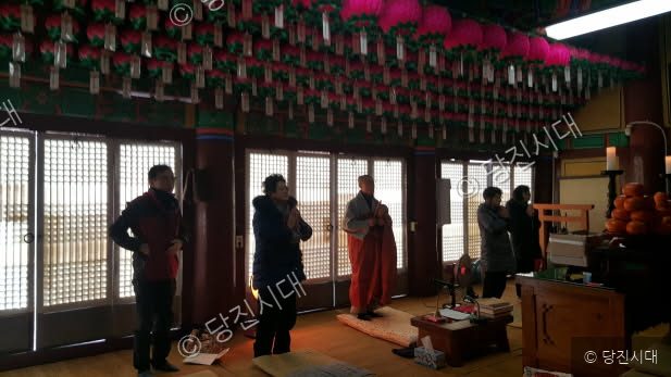 사찰 법당에서 신도들과 스님이 보름법회를 봉행하고 있다.