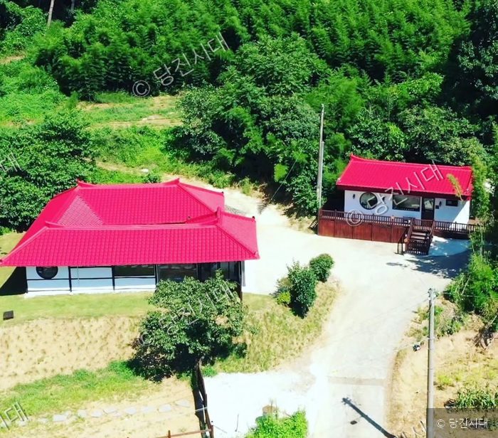 충남 당진시 송산면에 위치한 펜션 전경이 펼쳐져 있다.
