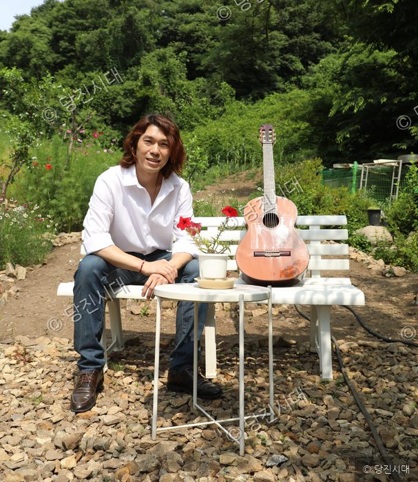 싱어송라이터 박상도 씨가 정원에서 포즈를 취하고 있다.
