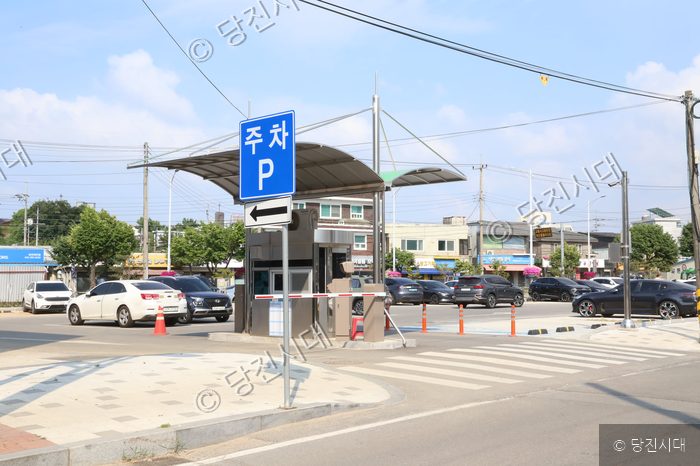 당진2동 도시재생 사업으로 조성된 학교 앞 안심광장의 주차장 입구 모습이다.