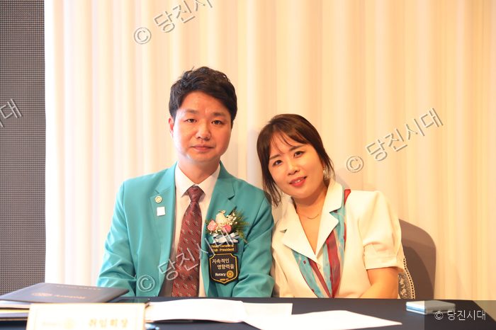 당진송악 로타리클럽 배정진 회장이 행사에 참석해 미소 짓고 있다.
