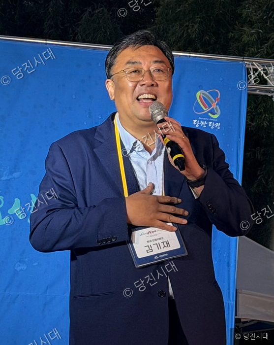 김기재 시장이 축제 무대에서 마이크를 들고 발언하고 있다.