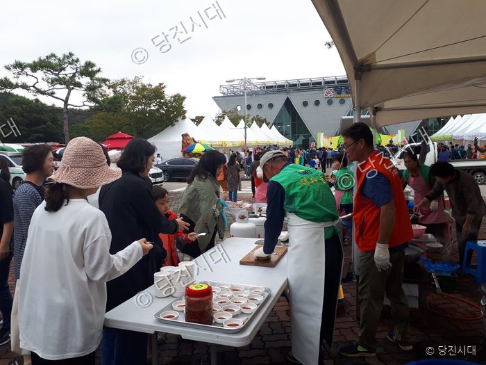 새마을회원들이 야외 부스에서 음식과 나눔 행사를 진행하고 있다.