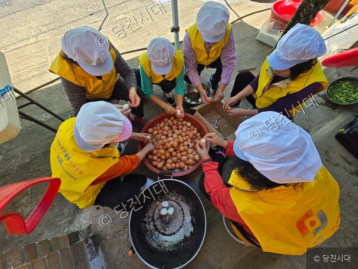 봉사자들이 모여 계란을 까고 밑반찬을 만들고 있다.