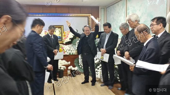 조문객들이 故 이명남 목사 빈소에서 추모 예배를 드리고 있다.