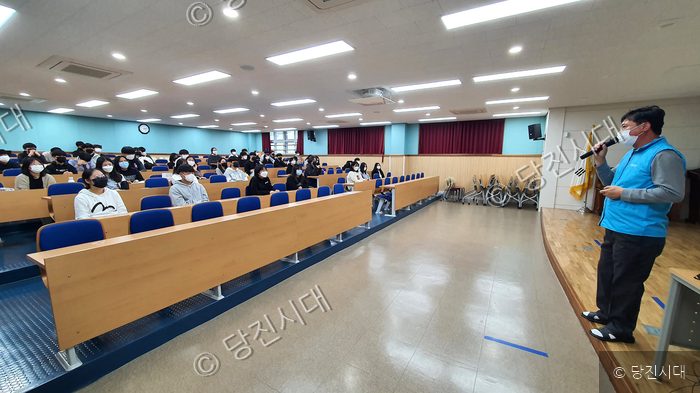 현대제철 관계자가 강의실에서 학생들을 상대로 교육기부 강연을 하고 있다.