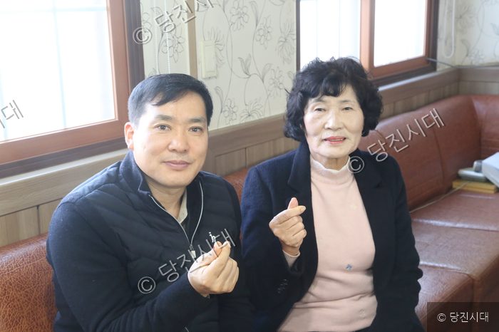 새마을최우수마을로 선정된 마을의 주민들이 인터뷰를 위해 포즈를 취하고 있다.