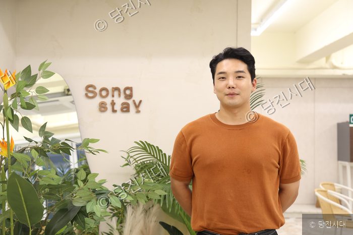 송형준 송스테이 대표가 매장 내부에서 포즈를 취하고 있다.