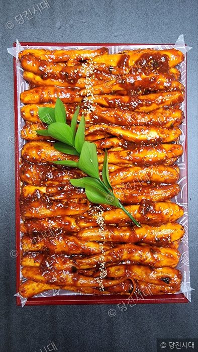 이선미당진쌀연구소에서 만든 양념 음식이 상자에 담겨 있다.