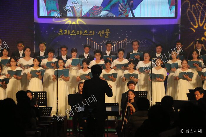 중부방송 합창단이 정기연주회에서 크리스마스 합창을 부르고 있다.