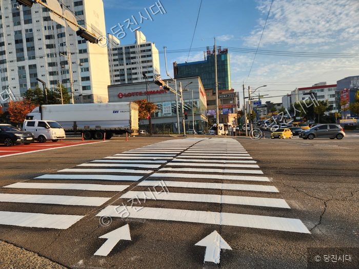 시곡동의 한 교차로에 새로 도색된 횡단보도가 보인다.