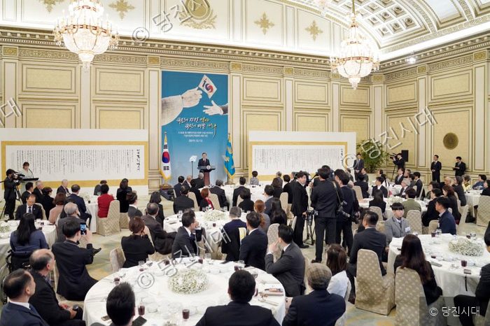 대통령이 청와대 영빈관에서 오찬 행사를 주재하고 있다.