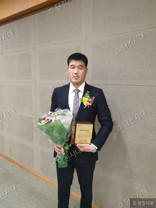 박재남 씨가 올해의 청년농업인상을 수상하고 기념 촬영을 하고 있다.